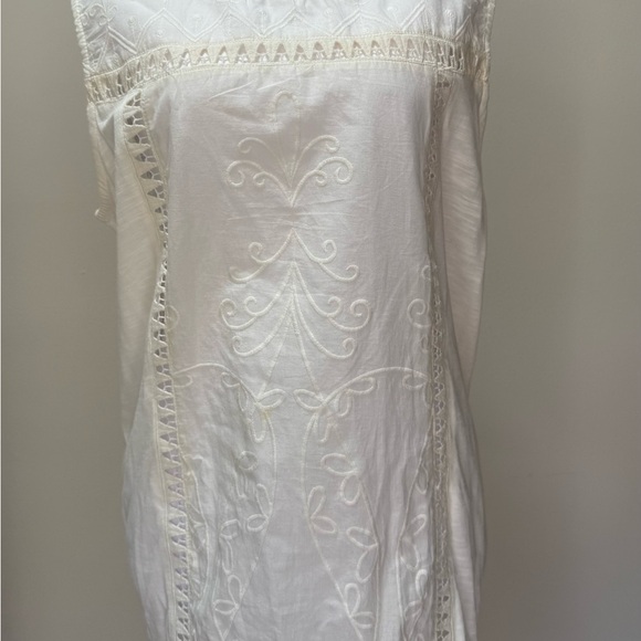 DEMOCRACY WOMEN’S WHITE SLEEVELESS  EMBROIDERED TOP - Picture 2 of 9